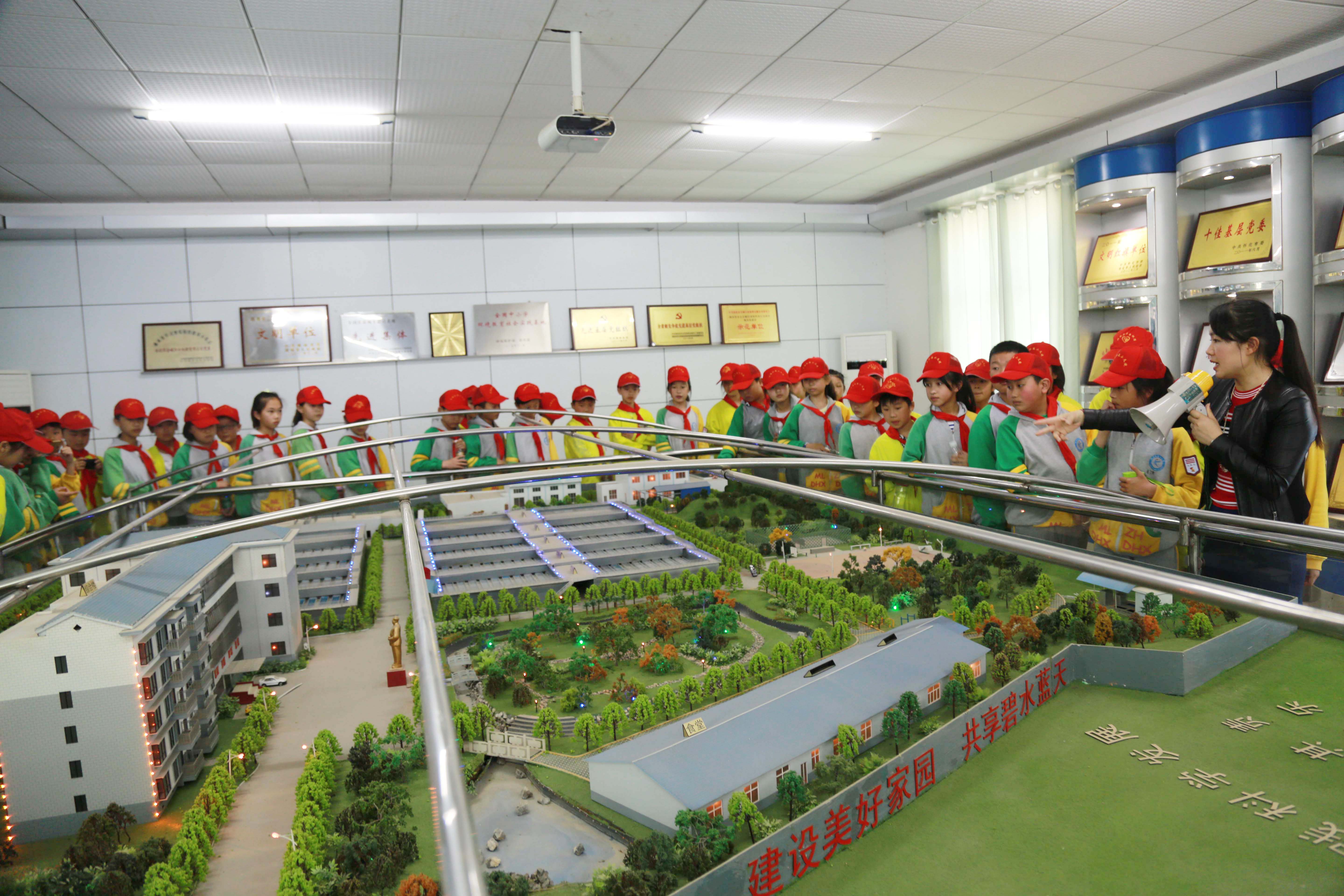 1584495306500385.jpg 城管进校园 宏宇小学参观市污水处理有限公司.jpg